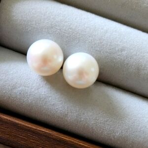 14k yellow Gold, White Pearls Studs 11mm Pearls